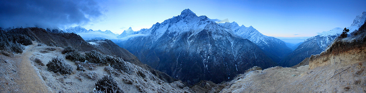 蓝色山脉摄影照片_在山珠穆朗玛峰，喜马拉雅山的日出