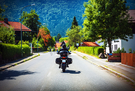 游览沿奥地利的摩托车骑士
