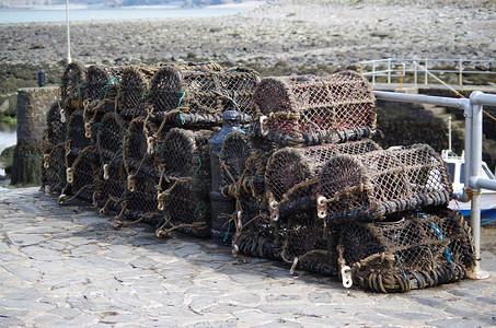 渔民的蟹笼堆放在港口滑道上