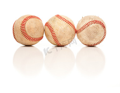 三个棒球被反光白隔离