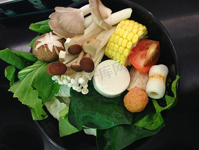 涮菜套餐蘑菇和甜玉米