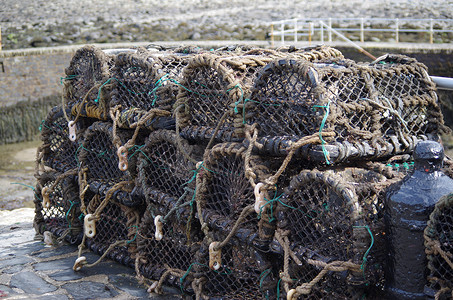 渔民的蟹笼堆放在港口滑道上