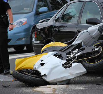 摩托车碰撞摄影照片_摩托车事故