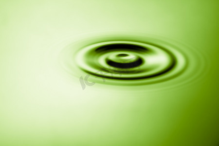 绿色水波纹摄影照片_一池波纹的水