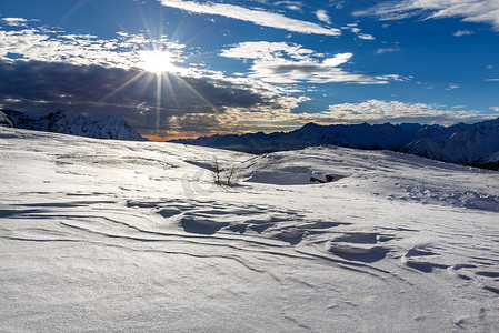 蓝色山脉摄影照片_意大利阿尔卑斯山 Madonna di Campiglio 滑雪胜地附近的滑雪场