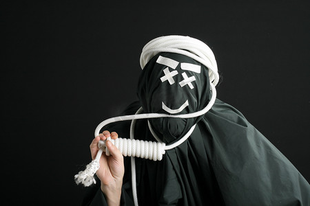 黑色的绳子摄影照片_黑色 mime 脖子上有绳子