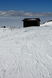 埃特纳火山上被雪覆盖的木屋