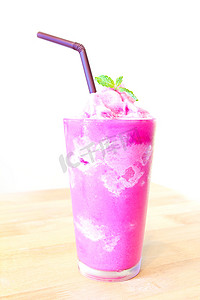 粉色健康冰沙果汁