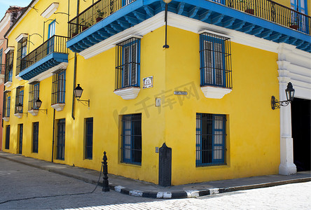 哈瓦那老城一角的黄色房子