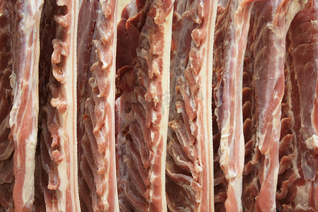鲜肉香肠摄影照片_冷切工厂的鲜肉