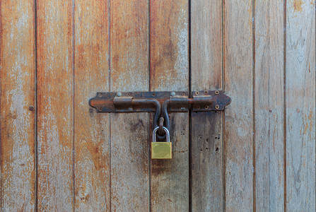 门、木门摄影照片_上锁的木门