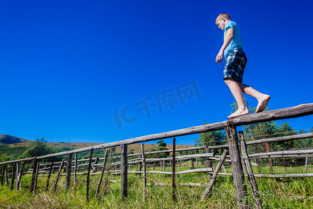 天空围栏摄影照片_青少年平衡步行围栏