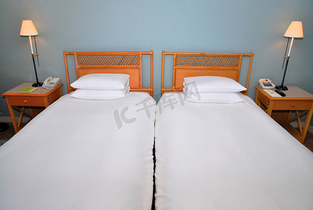 在现代旅馆房间的两张单人床