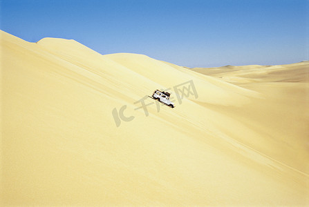 在沙漠中行驶的 Safari 车辆