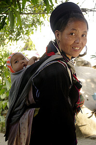 黑道大哥摄影照片_黑道族妇女和婴儿
