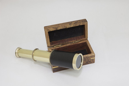 木箱上的古董黄铜望远镜