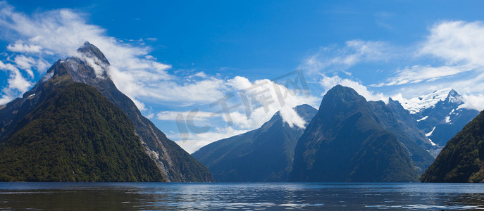 np摄影照片_峡湾 NP NZ 的米尔福德峡湾和米特峰