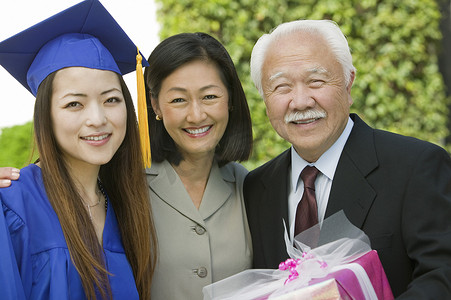 毕业与母亲和祖父在肖像外