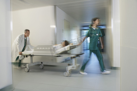 医务人员用轮床运送病人穿过医院走廊