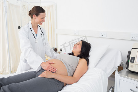照顾孕妇的女医生