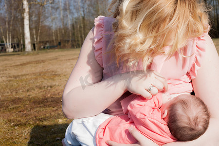宝宝母乳摄影照片_妈妈正在给她的宝宝母乳喂养