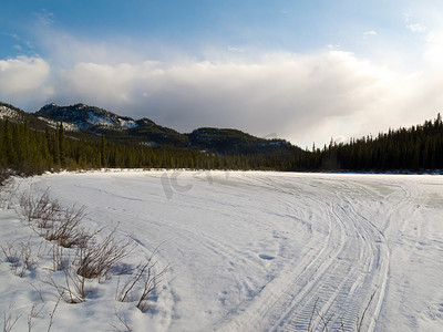 北方寒冷摄影照片_北方森林中使用良好的冬季小径