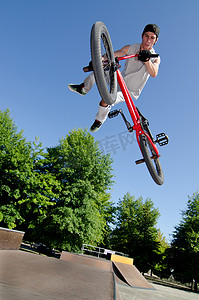 斜坡自行车摄影照片_BMX 自行车特技尾鞭