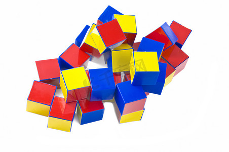 彩色几何摄影照片_小堆彩色塑料积木玩具