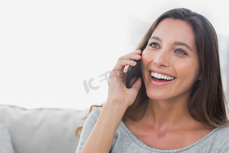 女人在打电话时笑