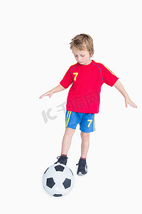 踢足球的小男孩摄影照片_踢足球的小男孩