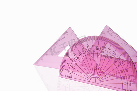 三角板摄影照片_白色背景中孤立的粉红色数学集的特写镜头