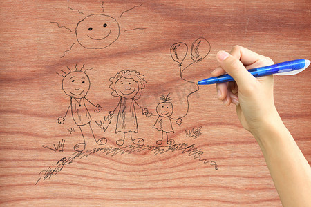 手绘木头摄影照片_在木头上手绘一个幸福的家庭