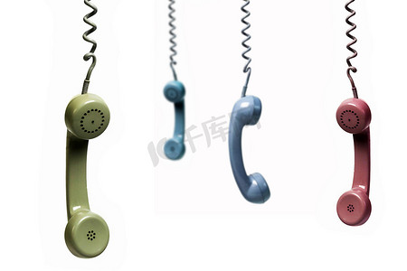 四部电话挂在白色背面的几种颜色上