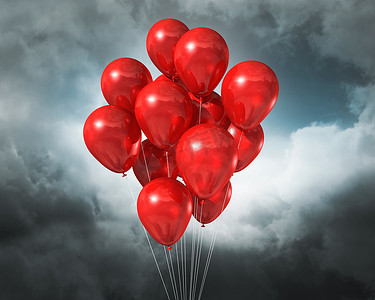 多云的戏剧性天空中的红色气球
