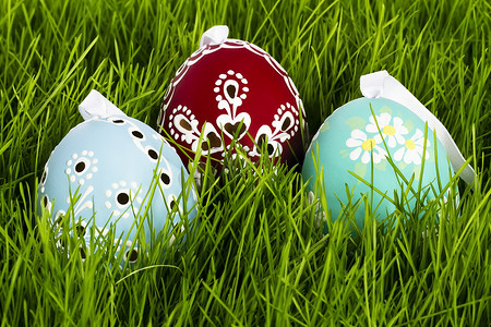 草地上的三个手绘复活节彩蛋