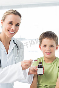 给小男孩止咳糖浆的医生