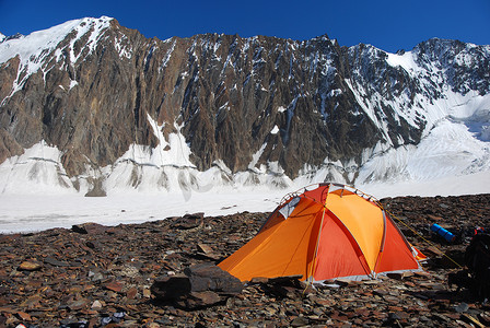 高山冰川上的橙色和红色帐篷