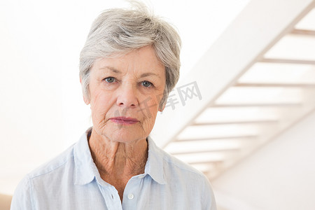 原创大气首页摄影照片_对着镜头皱眉的退休妇女