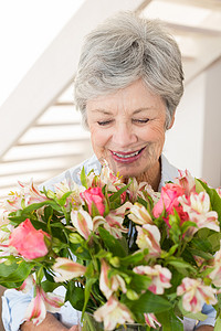 退休妇女捧着花束微笑
