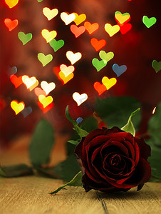 党在我心中摄影照片_一张木桌和心中的红玫瑰。