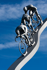 斜坡自行车摄影照片_斜坡上的三个骑自行车的人