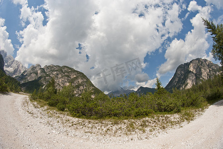 蓝色山脉摄影照片_白云岩乡村，意大利