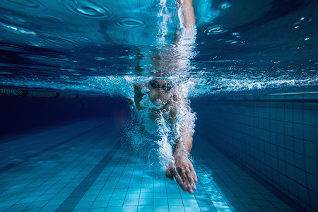 适合游泳运动员自己训练