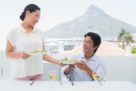 女人为她的男朋友端饭