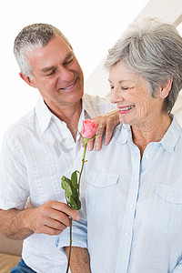 双11首页摄影照片_老人向他的伴侣献上一朵玫瑰