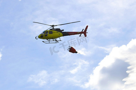 Utair 航空公司的小型黄色直升机在天空中。