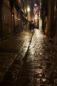 夜晚雨中的街道和建筑