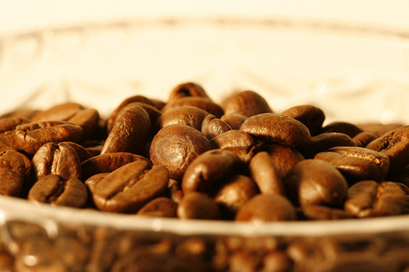 咖啡豆纹理摄影照片_玻璃杯中的咖啡豆