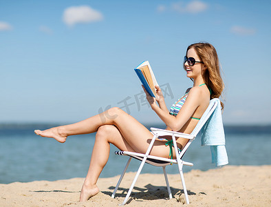 沙滩椅上看书的女孩