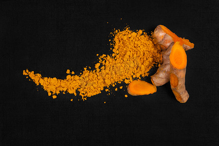 食物香料摄影照片_姜黄素根和姜黄香料。